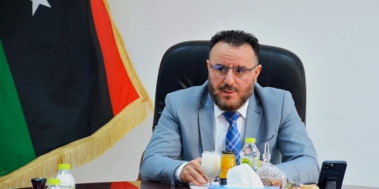 احمد أبو هيسه وزير الصناعة الليبي