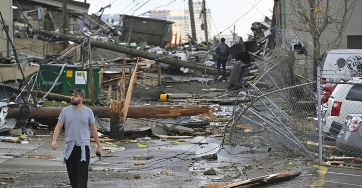 شاهد.. فيديو جديد يوضح حجم الكارثة التي سببها إعصار «كنتاكي» 1