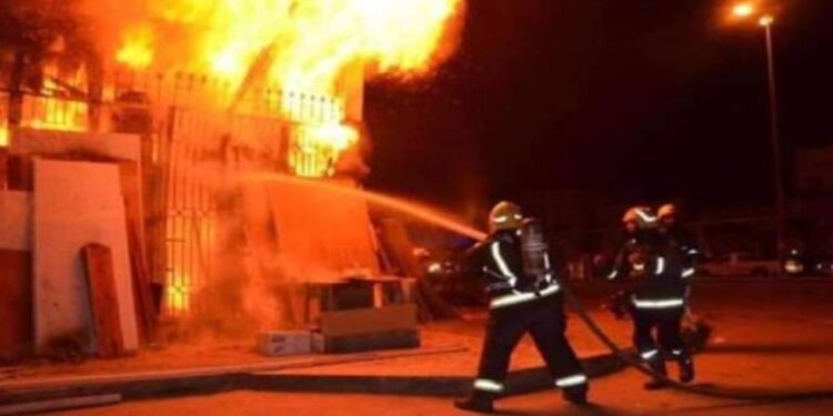انتداب الأدلة الجنائية لمعاينة حريق مصنع دراجات بخارية في أبو النمرس 1
