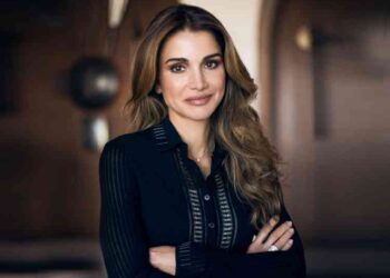 إطلالات مستوحاه من الملكة رانيا.. تعرفي عليها 1