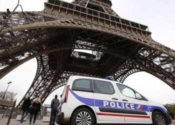 مسلح يحتجز رهينتين في باريس ويطالب بحديث مع وزير العدل 2