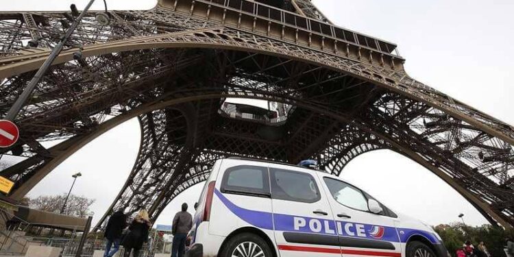 مسلح يحتجز رهينتين في باريس ويطالب بحديث مع وزير العدل 1