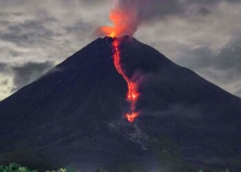 أكثر بركان نشاطًا في العالم يثور مرة أخرى 1