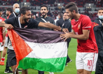 لاعبو الأهلي بـ علم فلسطين
