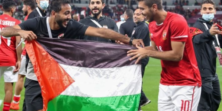 لاعبو الأهلي بـ علم فلسطين