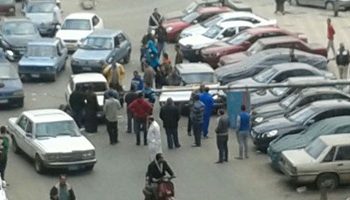 سقوط عمود إنارة اصطدمت به سيارة امام جامعة القاهرة