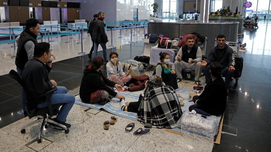 «نُريد فدقًا».. هتافات بمطار إسطنبول لتوفير مأوى للعالقين بسبب الثلوج (فيديو) 2