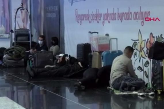 «نُريد فدقًا».. هتافات بمطار إسطنبول لتوفير مأوى للعالقين بسبب الثلوج (فيديو) 3