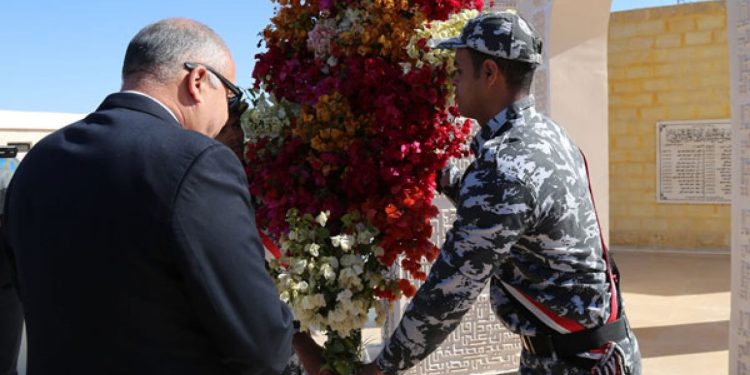 وضع إكليل من الزهور على النصب التذكارى لشهداء الشرطة فى عيدهم الـ70 1