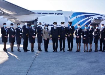 وزير الطيران المدني يقود أول رحلة «بخدمات صديقة للبيئة» بين القاهرة وباريس