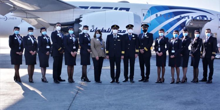 وزير الطيران المدني يقود أول رحلة «بخدمات صديقة للبيئة» بين القاهرة وباريس