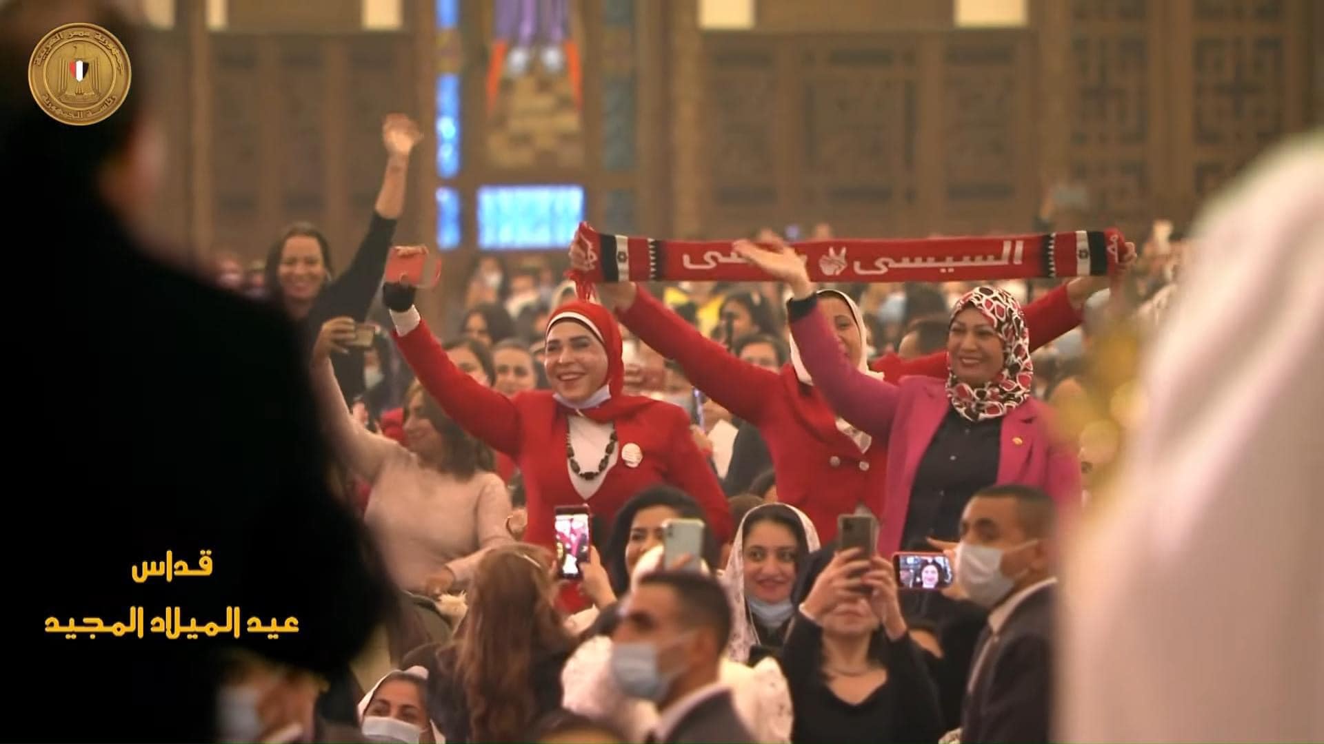 «السيسي حبيب المصريين» المصلون بـ الكاتدرائية يستقبلون الرئيس بالزغاريد (صور) 2