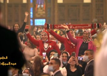 «السيسي حبيب المصريين» المصلون بـ الكاتدرائية يستقبلون الرئيس بالزغاريد (صور) 1