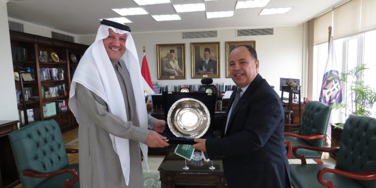السفير السعودى بالقاهرة مع وزير المالية