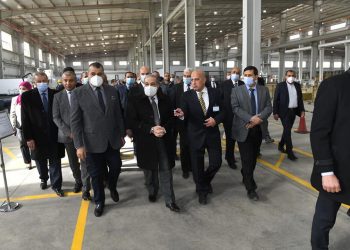 «وزير الدولة للإنتاج الحربي» يتفقد مصنع إنتاج المصاعد الكهربائية