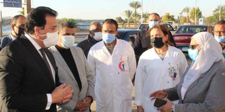 خالد عبد الغفار يوجه بزيادة عدد طوابق مستشفى علاج الأورام بأسوان 1