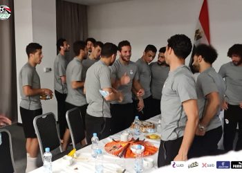 بعثة المنتخب تحتفل بعيد ميلاد رمضان صبحي قبل مباراة كوت ديفوار 1