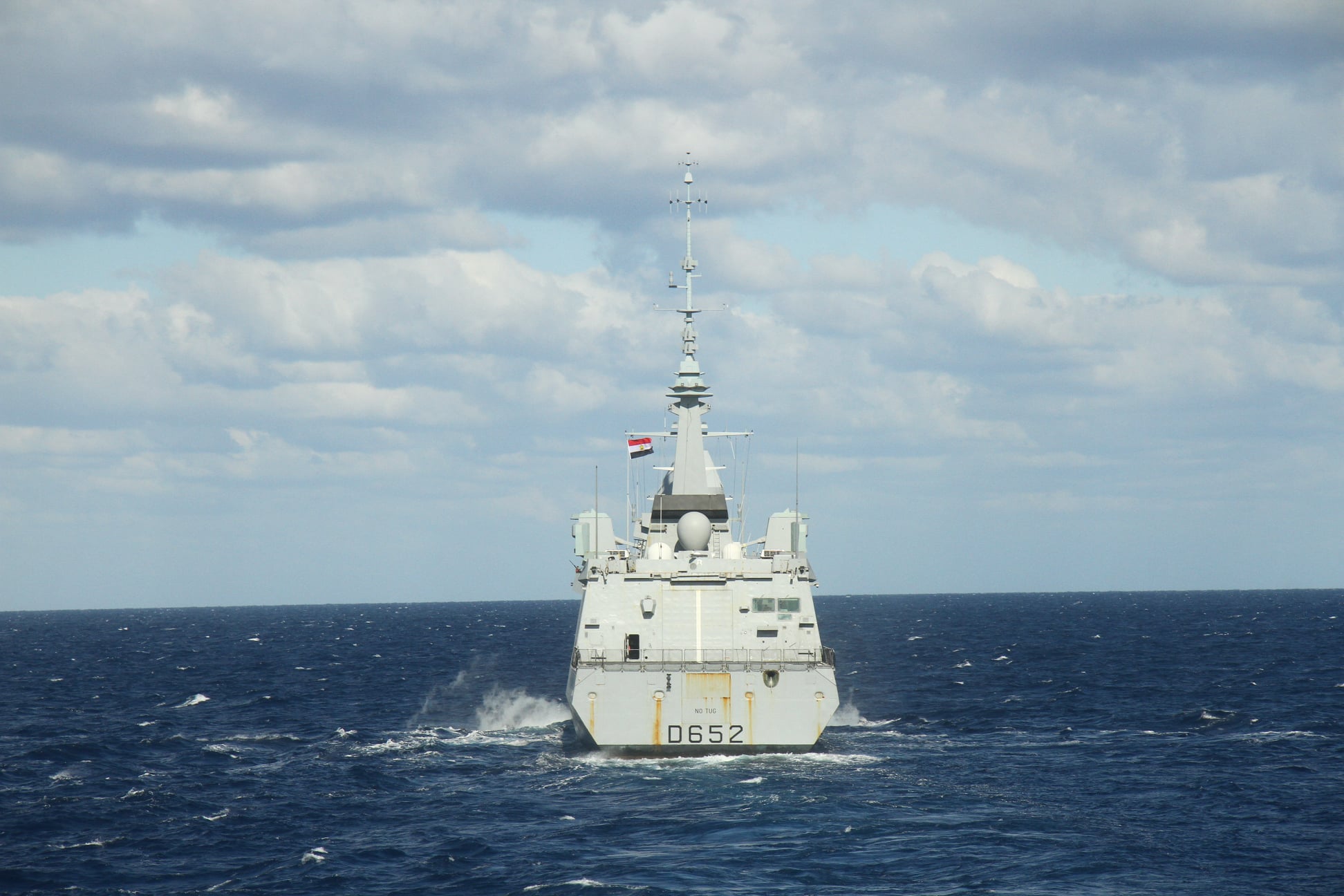 القوات البحرية المصرية والفرنسية تنفذان تدريباً بحرياً عابراً فى البحر المتوسط 4