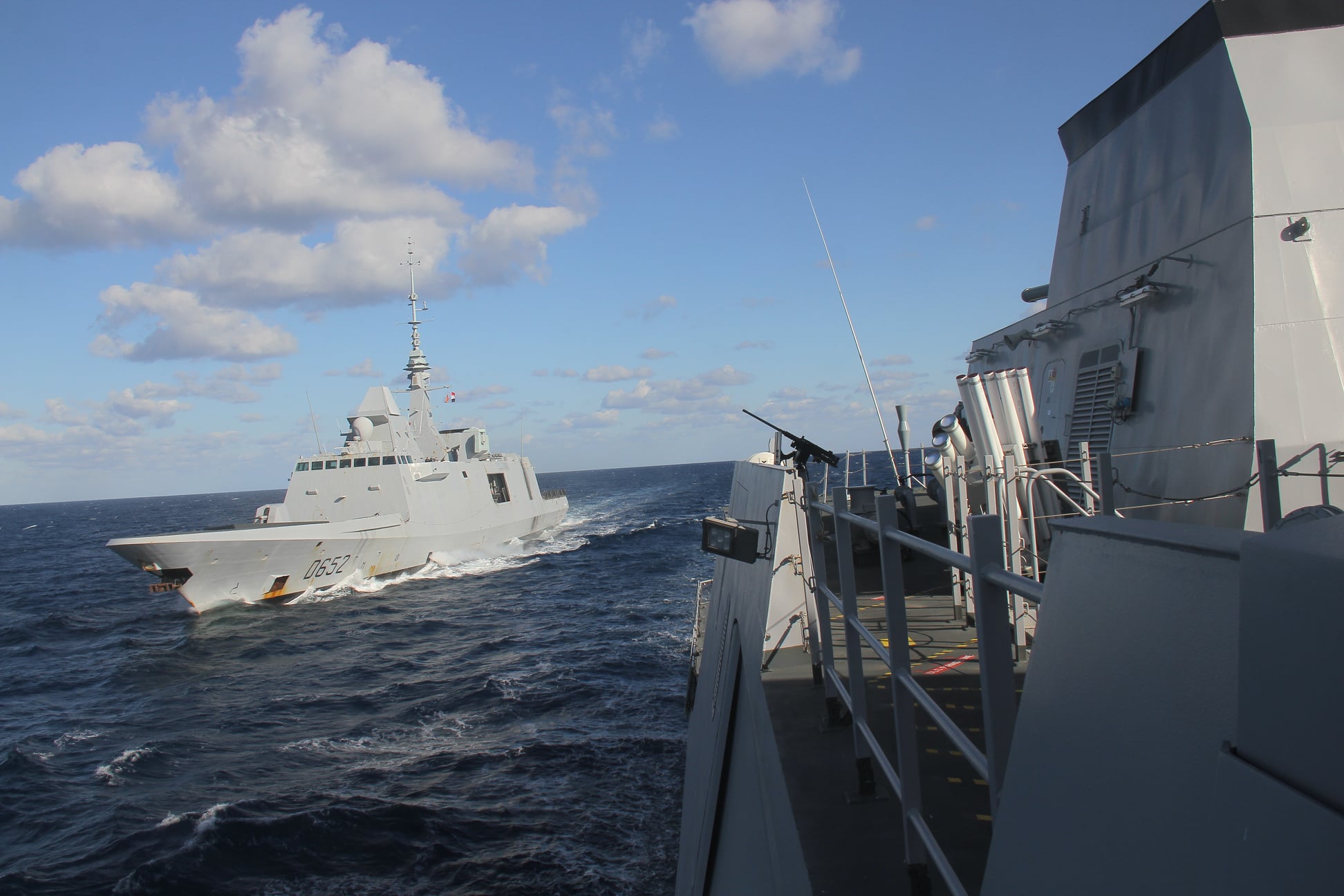 القوات البحرية المصرية والفرنسية تنفذان تدريباً بحرياً عابراً فى البحر المتوسط 2