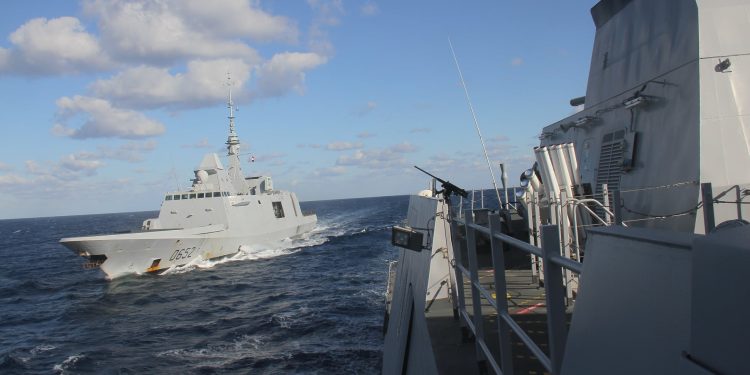 القوات البحرية المصرية والفرنسية تنفذان تدريباً بحرياً عابراً فى البحر المتوسط 1