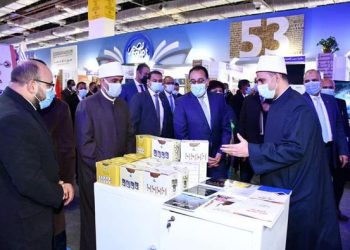 رئيس الوزراء يتفقد جناح المجلس الأعلى للشئون الإسلامية بمعرض الكتاب