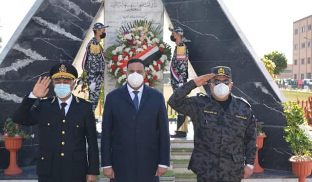 محافظ الدقهلية والقيادات الأمنية يضعون إكليل الزهور علي النصب التذكاري للشهداء بمناسبة عيد الشرطة الـ 70