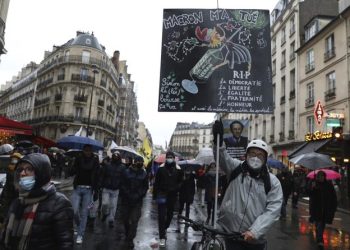 تجمهورات حاشدة في فرنسا بسبب لقاحات كورونا