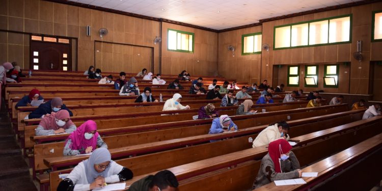 67 ألف طالب بجامعة سوهاج يواصلون أداء امتحاناتهم وسط اجراءات احترازية مشددة
