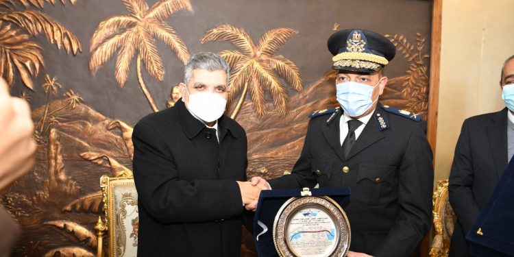 الفريق أسامة ربيع يقدم التهنئة لمدير أمن الإسماعيلية احتفالاً عيد الشرطة