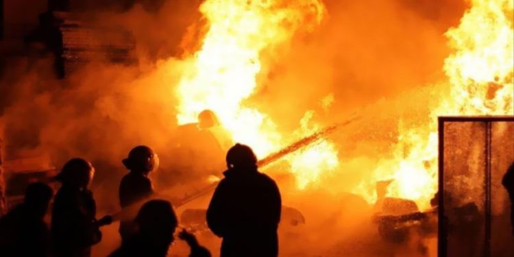 «الحماية المدنية».. إخماد حريق تريلا اشتعلت بها النيران بعد انقلابها بالطريق الأوسطي 1