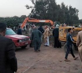 سقوط سيارة نصف نقل محملة بالعمال من معدية على طريق المناشي بالجيزة 2