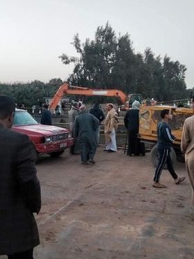 سقوط سيارة نصف نقل محملة بالعمال من معدية على طريق المناشي بالجيزة 1