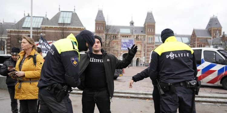 اعتقال 30 شخصا في هولندا خلال تظاهرة ضد قيود أوميكرون.. فيديو 1