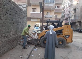 حملة نظافة ورفع مخلفات بشوارع حي شرق سوهاج| صور