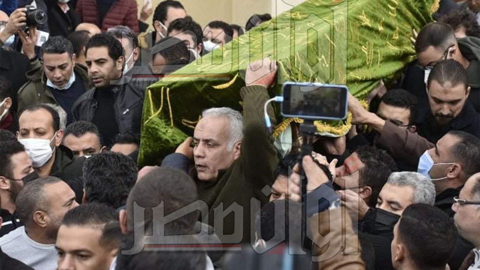شاهد بالصور| لحظة تشيع جثمان الراحل ياسر رزق 1
