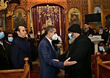 محافظ الغربية يعزي في وفاة القمص بسادة بطرس