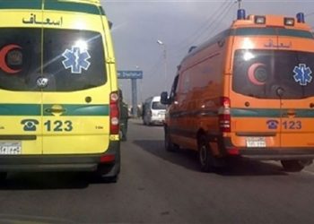 إصابة سائق ومساعده فى حادث انقلاب تريلا نقل بطريق قنا الصحراوى