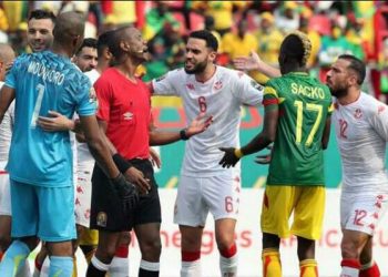 عاجل| نقل سيكازوي حكم مباراة تونس ومالي للمستشفى 1