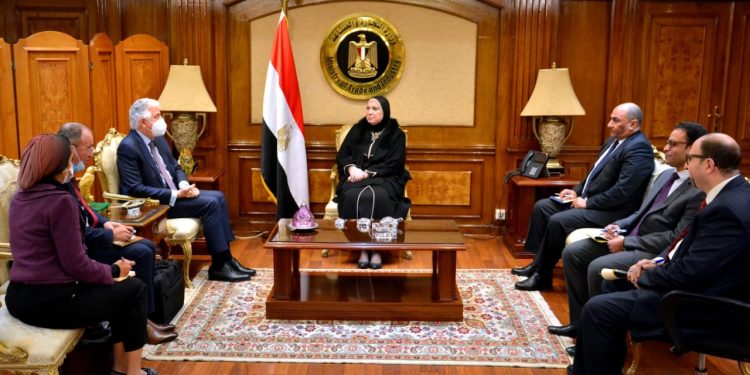 وزيرة التجارة تبحث الانتهاء من اجراءات انشاء أول اكاديمية للمصدرين في مصر 1