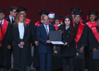 عاجل| السيسي يسلم شهادات التخرج لخريجي الأكاديمية الوطنية| بالصور 4