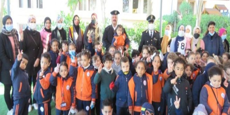 الداخلية تنظم زيارات لعدد من المدارس بمناسبة عيد الشرطة الـ 70 1