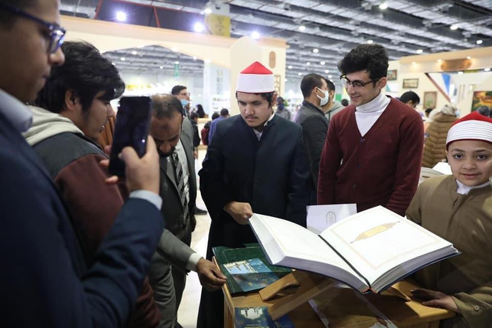 يقرأه بصوت جهور.. جانوف طالب أسيوي بالأزهر يتلو القرآن بـ «برايل» في معرض الكتاب