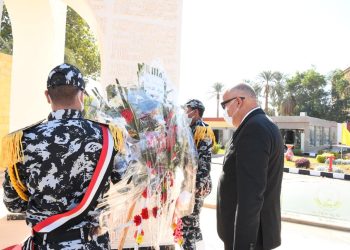احتفالا باعياد الشرطة محافظ قنا ومدير الامن يضعان اكليلا من الزهور على النصب التذكارى للشهداء