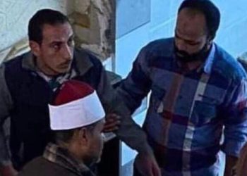 عاجل| القبض على لص يسرق الأحذية في جنازة وائل الإبراشي  2