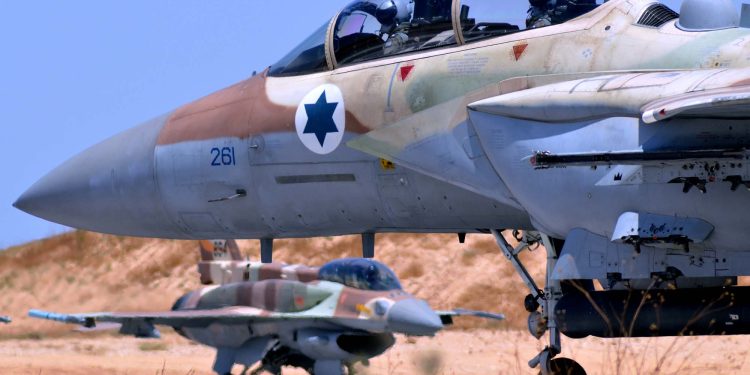 الطيران الإسرائيلي يقصف أهدافا للفصائل الفلسطينية شمال غزة 1