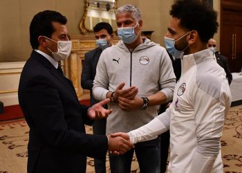 وزير الرياضة مع محمد صلاح