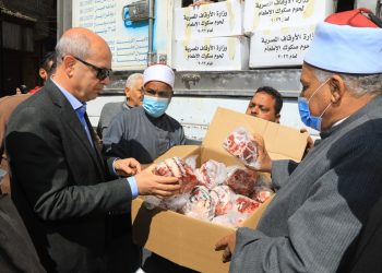 السكرتير العام لمحافظة سوهاج يشهد توزيع 3 طن من اللحوم على الأسر الأولى بالرعاية