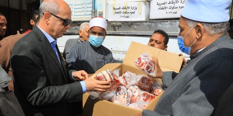 السكرتير العام لمحافظة سوهاج يشهد توزيع 3 طن من اللحوم على الأسر الأولى بالرعاية