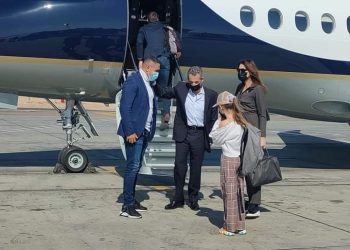 رئيس فرنسا السابق يصل مطار الأقصر لقضاء العطلة مع أسرته 2