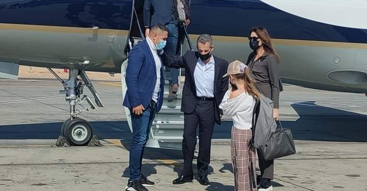 رئيس فرنسا السابق يصل مطار الأقصر لقضاء العطلة مع أسرته 1